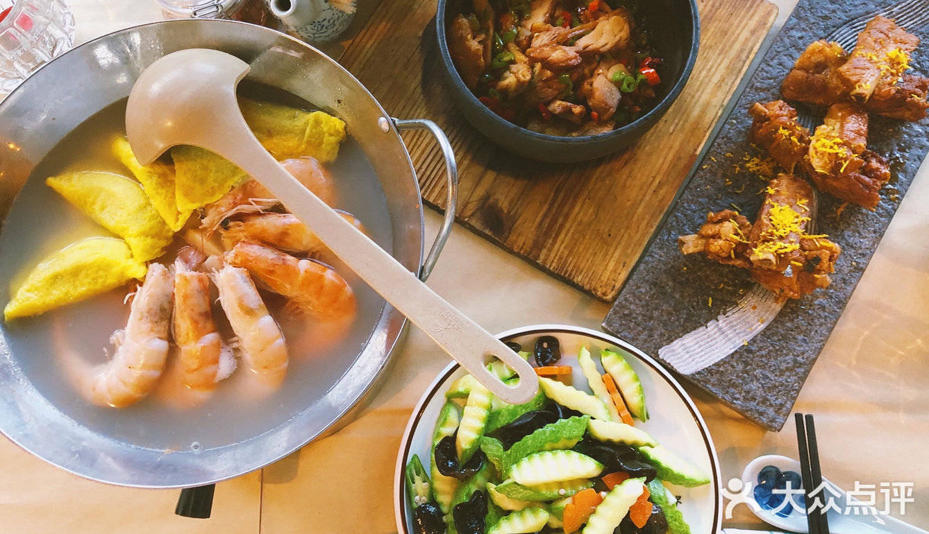 笋，腊肉，汤汁味道也不错。餐厅服务员还会及时来提示关火