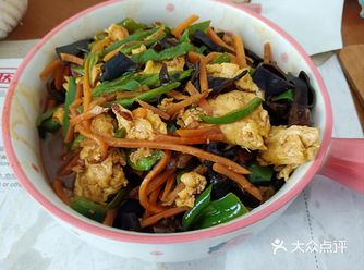 鱼香鸡蛋， 1.调个料汁，两勺生抽，半勺老抽