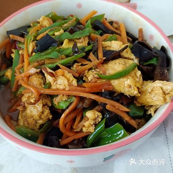 鱼香鸡蛋， 1.调个料汁，两勺生抽，半勺老抽
