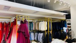 -月月婚纱礼服仓储店(王府井店)