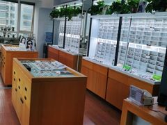 -视野联行眼镜•蔡司•依视路(温江店)