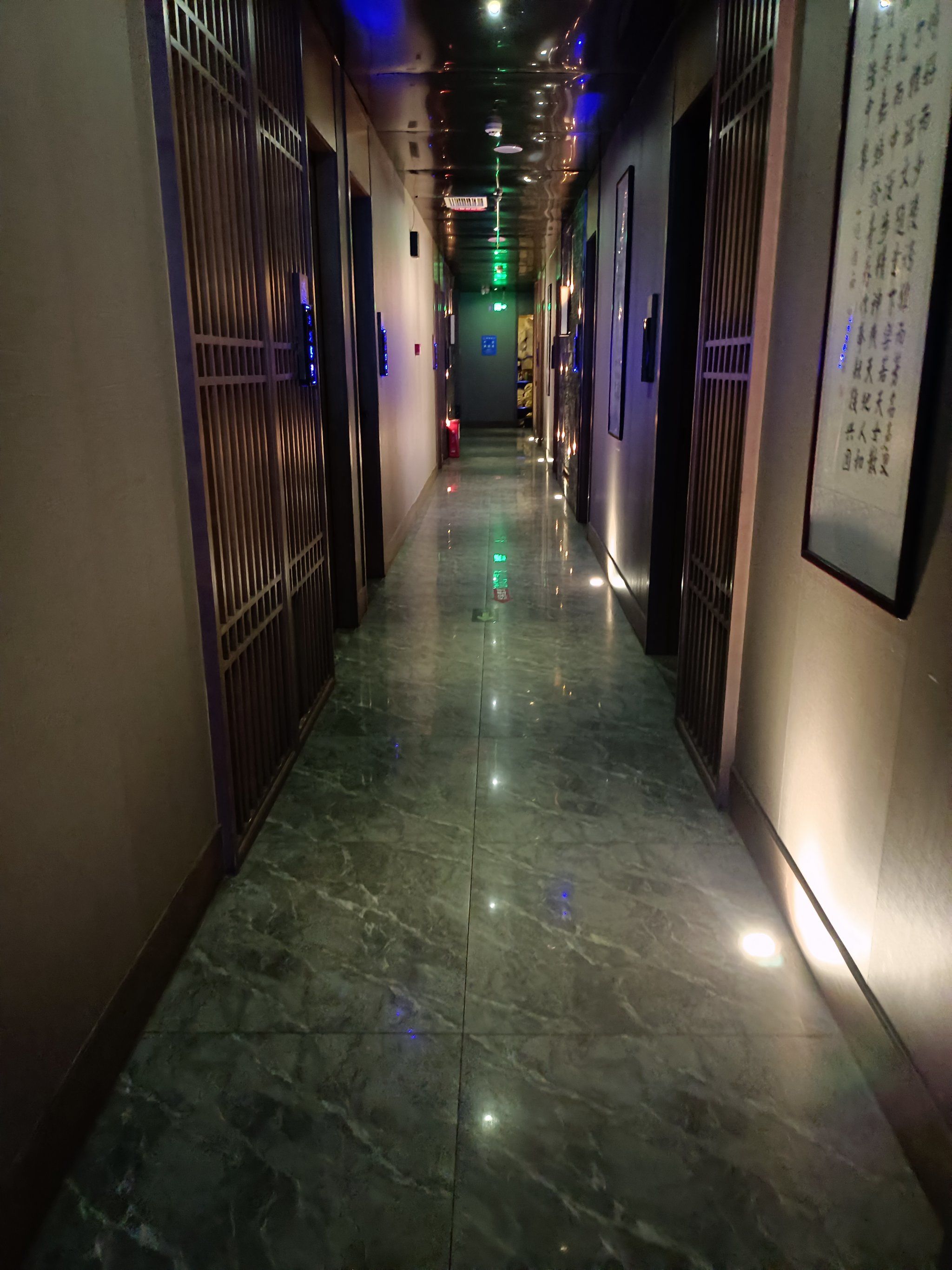 这家足浴店位置超好找,一进门就有热情的店