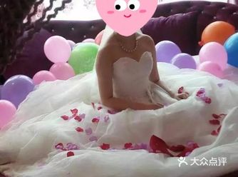 推荐大裙摆圆一点的婚纱，这样铺在床上很好看
