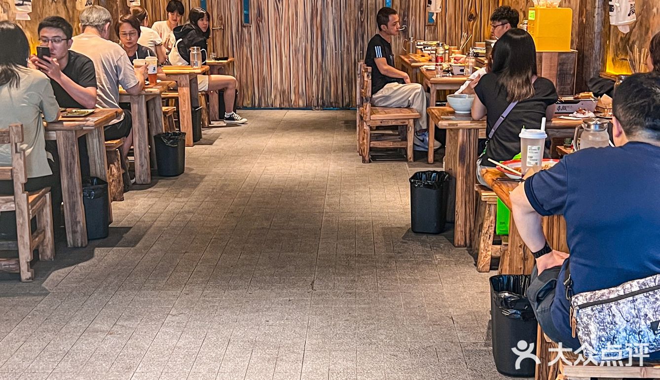 香港人过关都要来吃这家座无虚席的烧烤店！