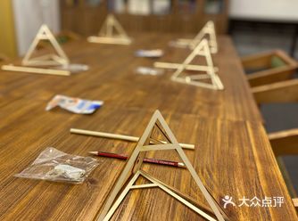 春日祥和幸福年，彩灯高照平安门