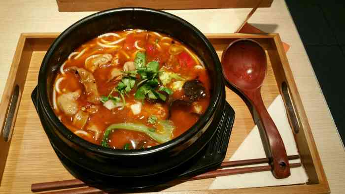 打分 我吃的泡椒肥肠,一如既往的好,中午吃米线人还挺多的,但是米线上