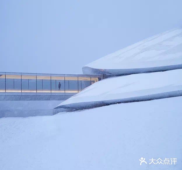 今日分享 “雪山下的大帐篷”，延续建筑与自然交融的艺术意境