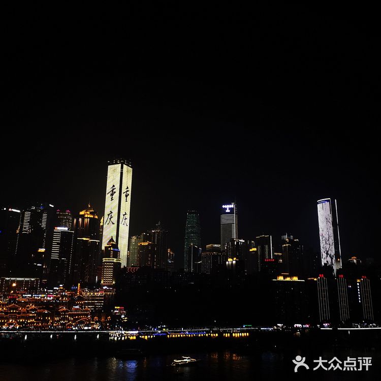 到了晚上，这座城市更漂亮