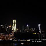 到了晚上，这座城市更漂亮