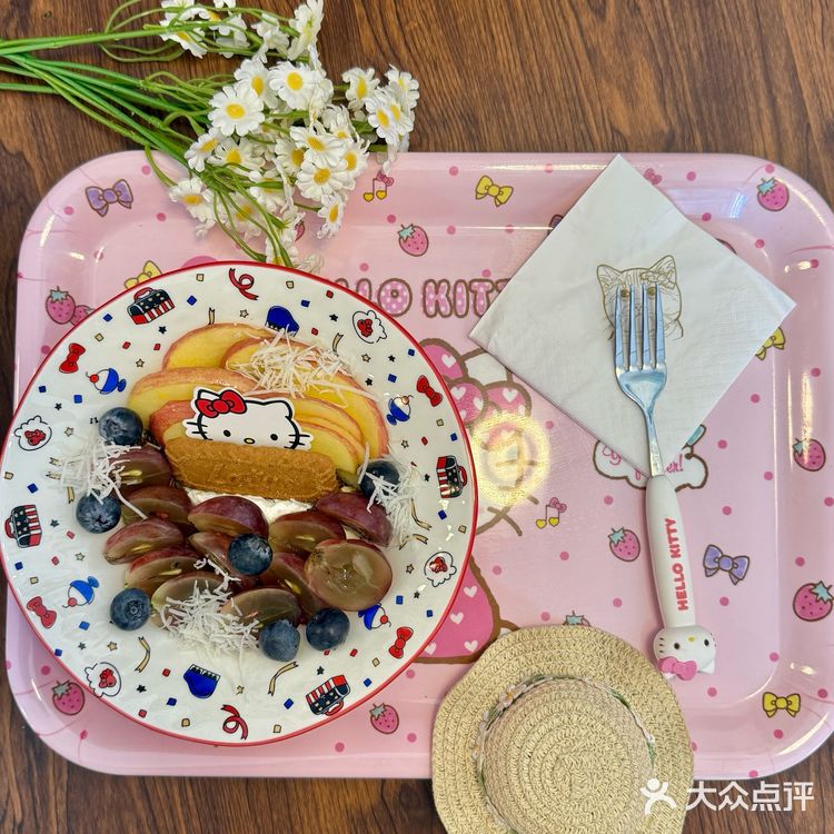 随便坐哪个位置拍照，背景里都能捕捉到Kitty的小身影