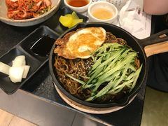 铁板辣味炸酱面-草家酱蟹炭火烤肉店(珲春南路一店)