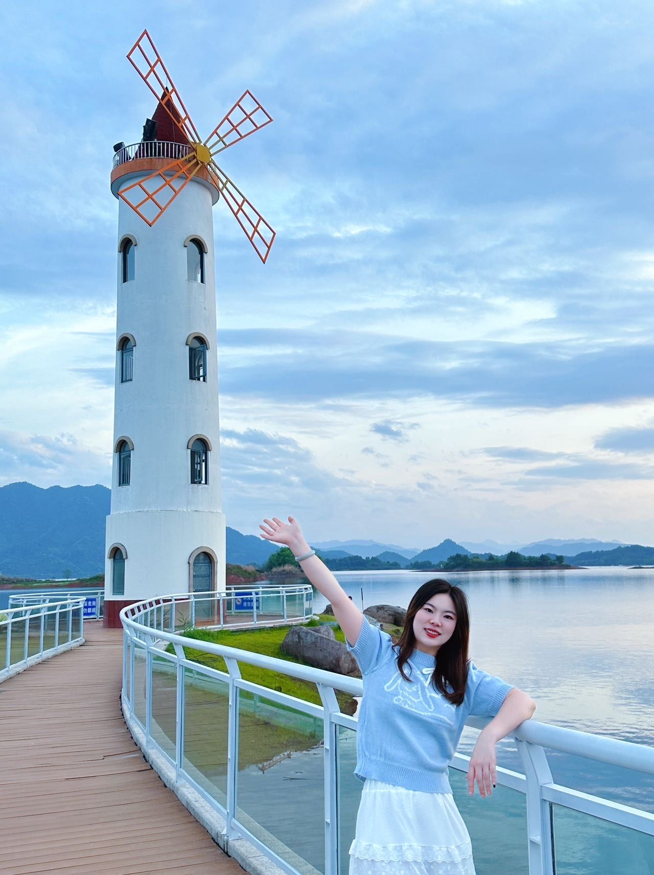 灯塔倒映在湖面～行走在玻璃栈道02仿佛来到了海边98
旁边就是