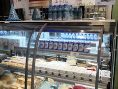 面包甜点陈列柜-绿姿鲜奶烘焙(新城花园店)