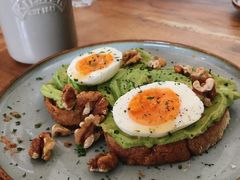 牛油果煮蛋吐司-RAC BAR(安福路店)