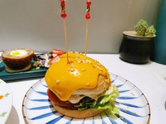 瀑布芝士牛肉汉堡-玩味工厂·东南亚特色餐厅(太古里店)