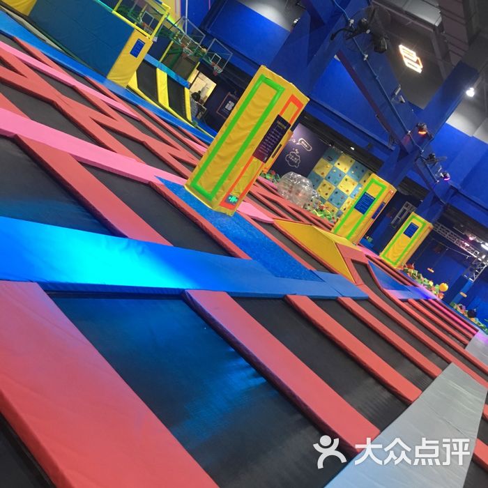 爱蹦蹦床运动馆