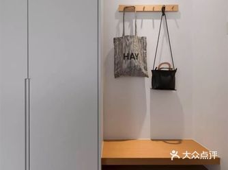 125平原木风三居室，顶层户型还带有一个小阁楼
