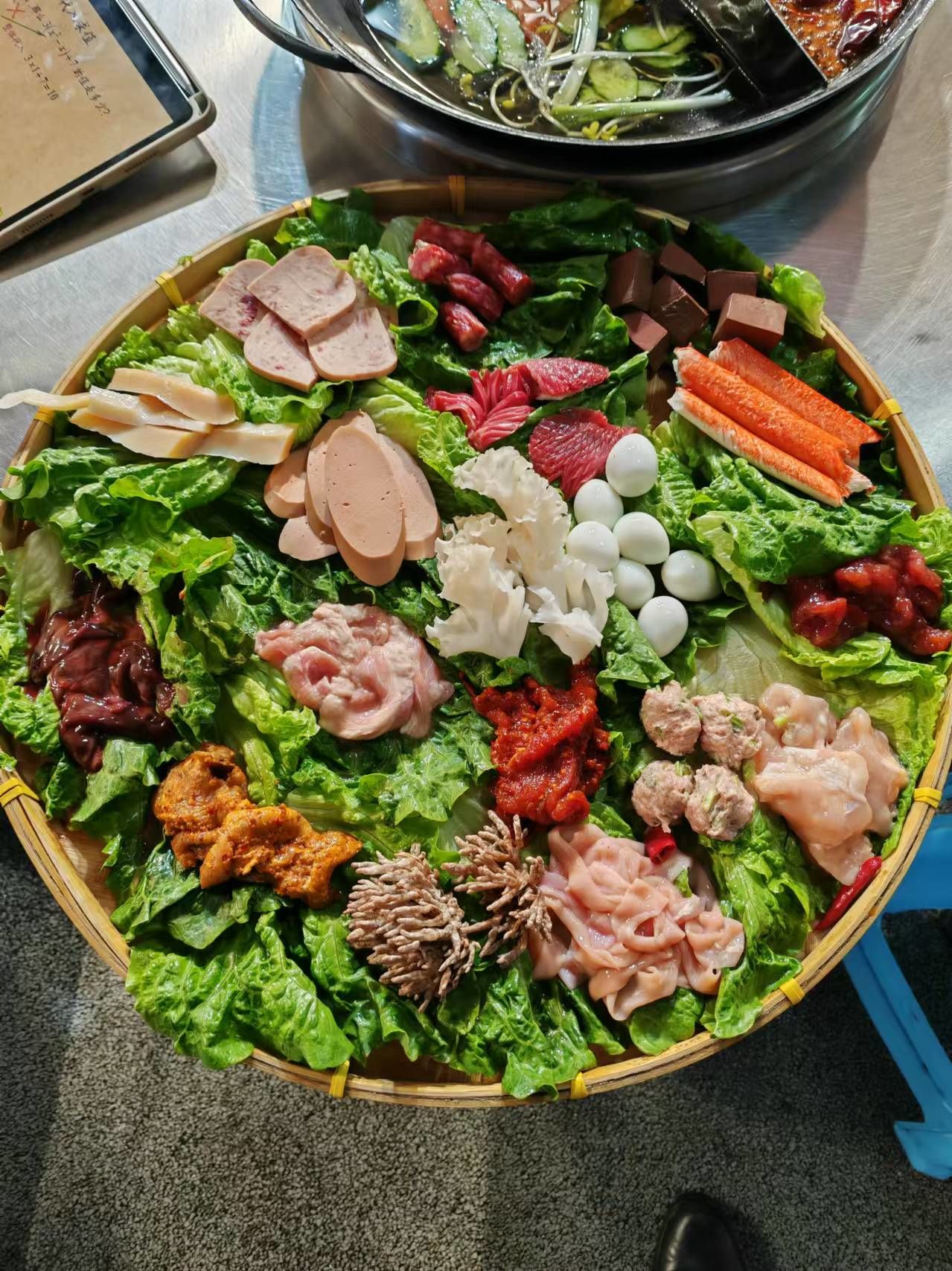 n
簸箕菜简直是火锅界的"拼盘神器",各种荤菜一网打尽,每样都