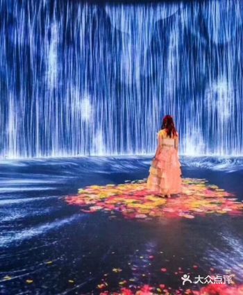 以自然元素“水”为主题的 teamLab