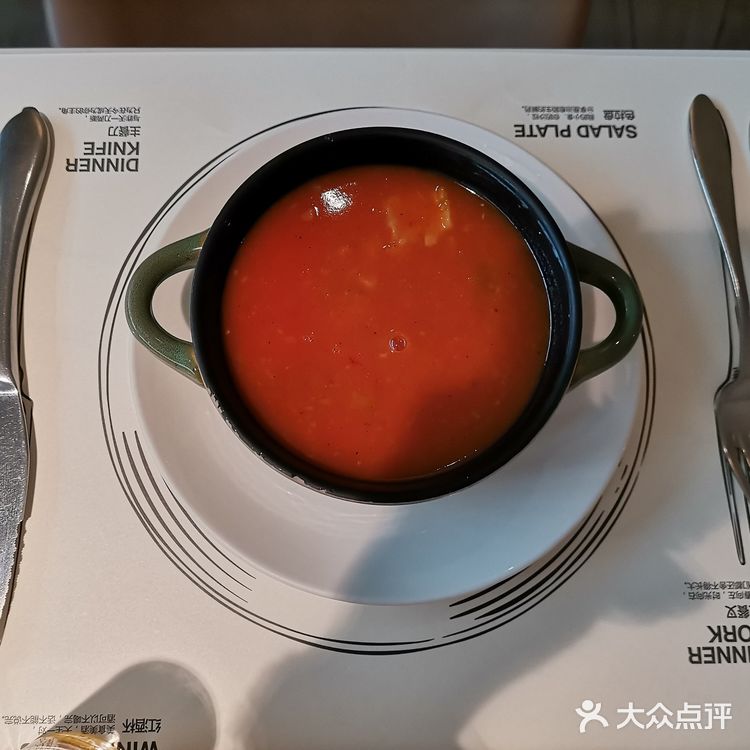 配的是芝士蘑菇酱，非常好吃，我每次来都要续两份面包