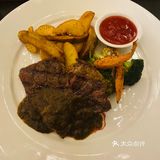 太适合约好友喝酒聊天了。「餐前面包」都是健康的全麦面包