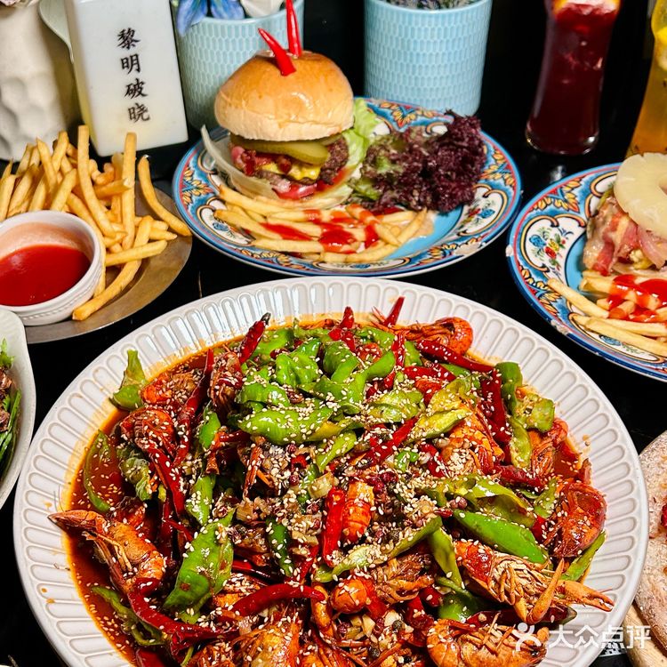 没出国 在郑州！平价餐厅里他真的坠有氛围‼️