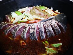 铁锅炖鱼贴饼子-木火柴大铁锅