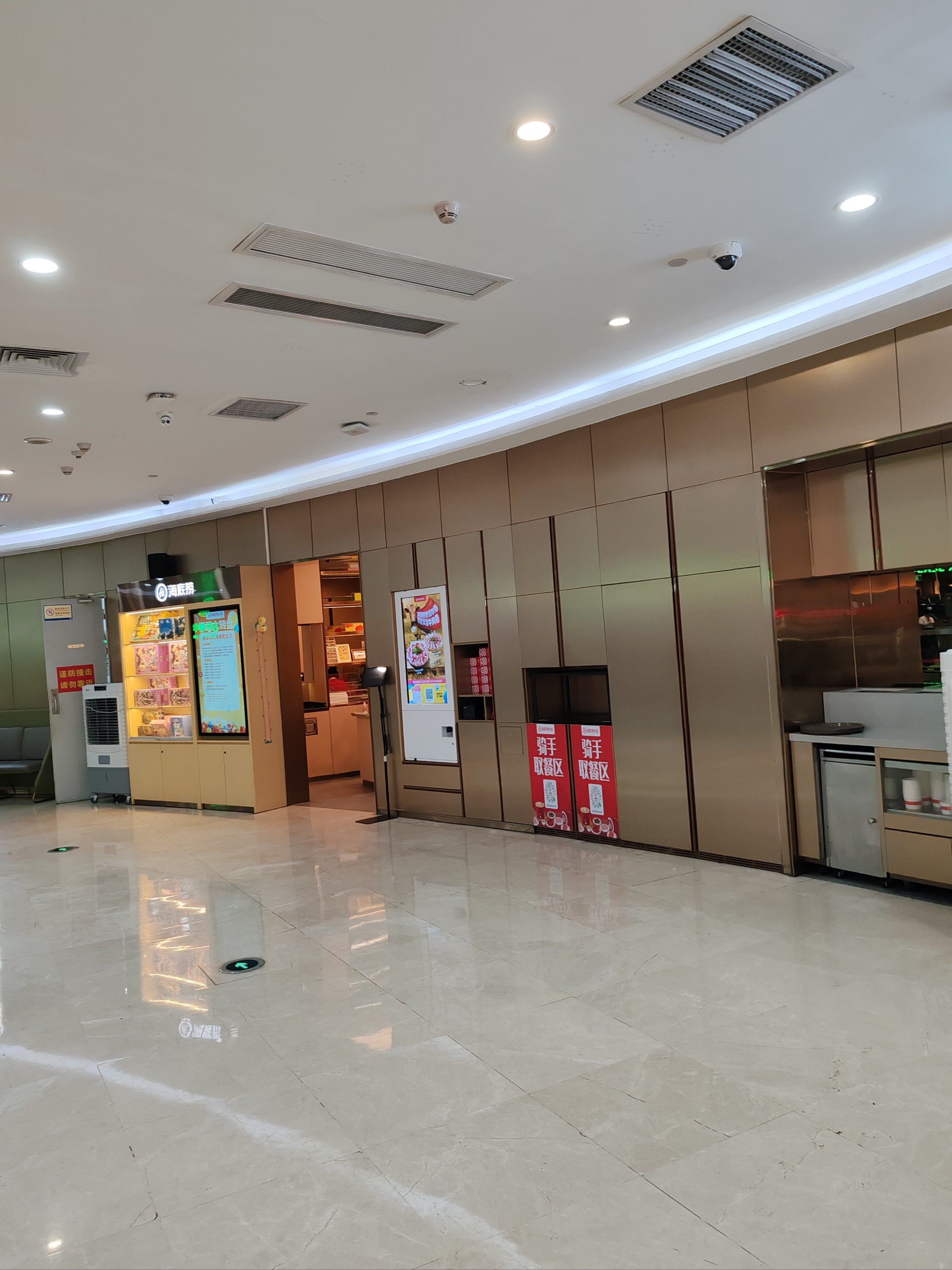 在佳华领汇6楼.服务好.还可以美甲