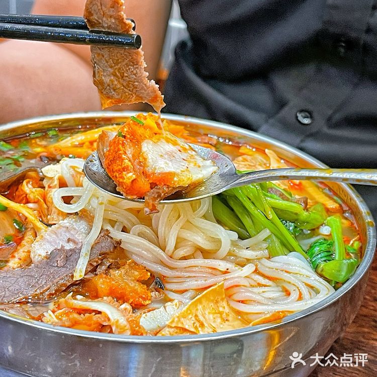 要排队的螺蛳粉，有那么好吃吗？