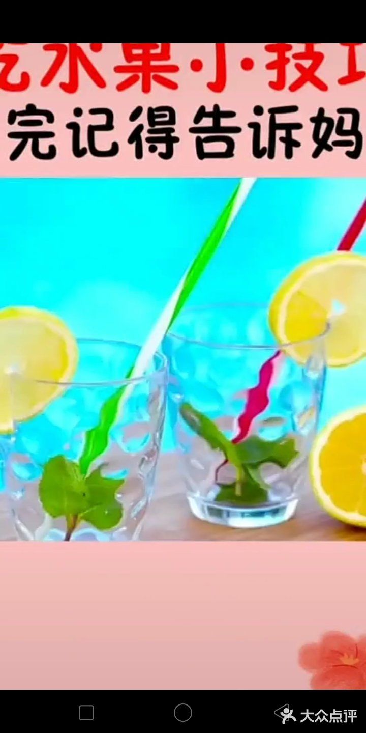 二,火龙果切开一点看仔,细再从中间切开,要这样吃