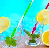 二,火龙果切开一点看仔,细再从中间切开,要这样吃