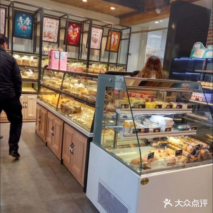 元致亨(东吴路店)面包甜点陈列柜图片