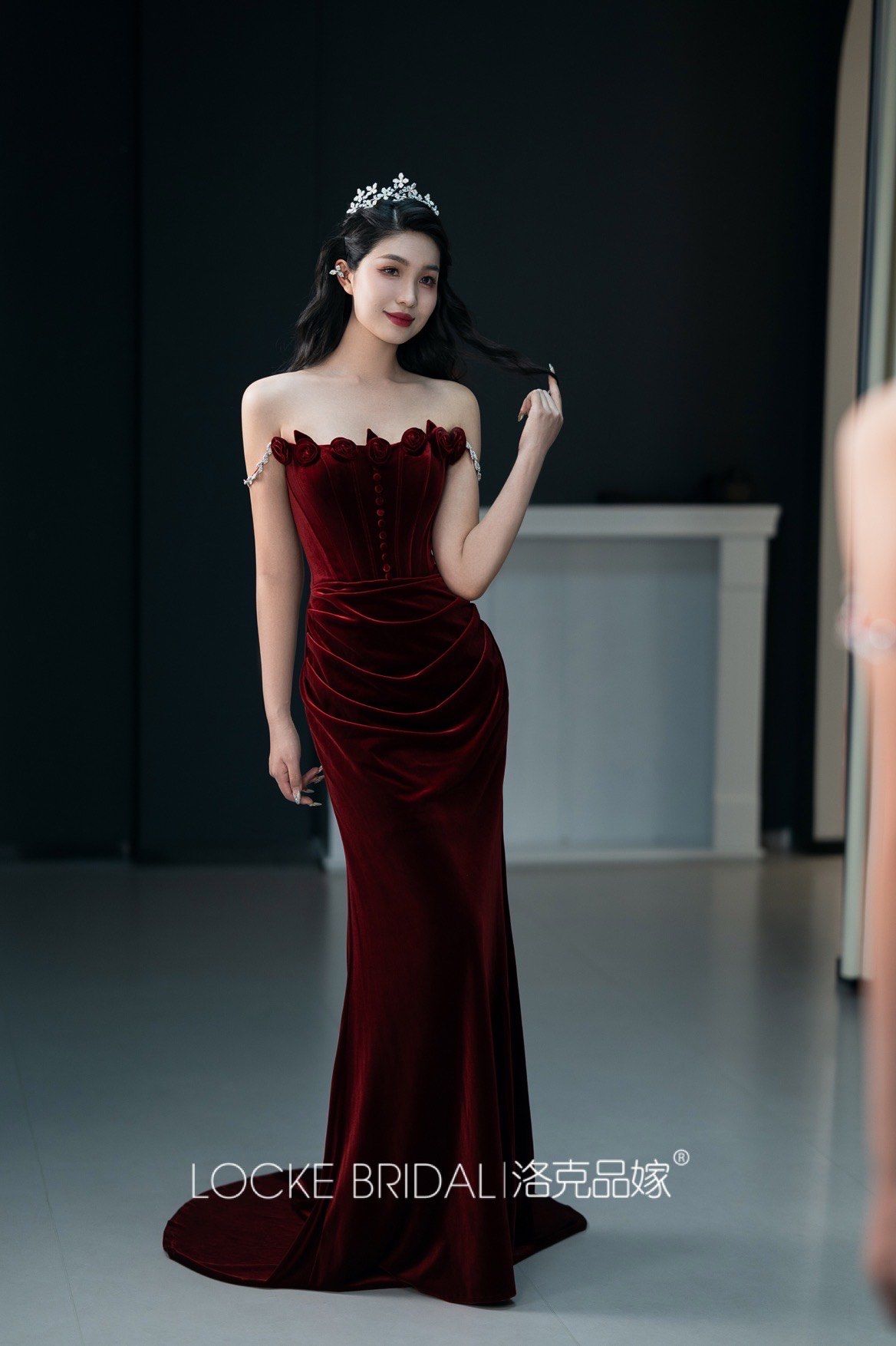 97敲火的 玫瑰 红丝绒 礼服||鹤岗婚纱