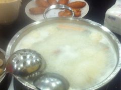 粥底，远处就是娘子鸡翅-吉友粥底火锅(方斜路店)