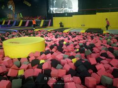 -嘿哟动霸CHUA·新潮玩运动娱乐中心·蹦床滑冰团建乐园