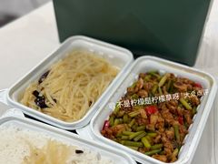 蒜苔炒鸡腿肉-绿茶餐厅(财富购物中心店)