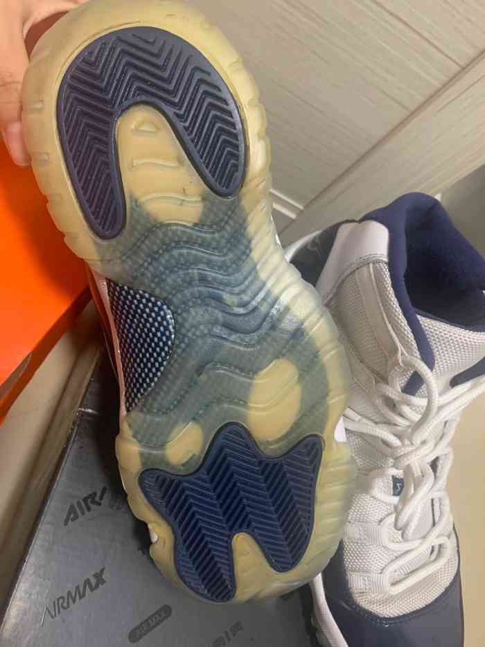 喜鞋sneaker spa-"这一家店在三山街地铁站这,还要再走几分钟.