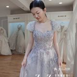 一款减龄而少女的浅色礼服