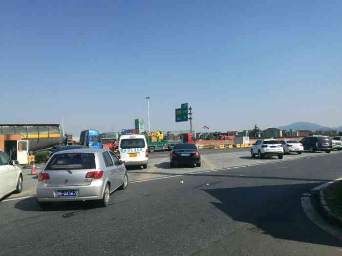 (萧山服务区)快餐厅-"挺大的一个服务区,初看感觉没什么好吃的….