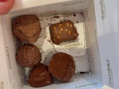 核桃杏仁卷牛奶榛子酱夹心巧克力-Laderach 莱德拉(上海环贸iapm店)