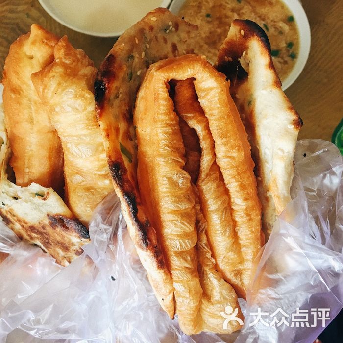 老滕大饼店烧饼夹油条图片