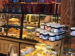 面包甜点陈列柜-昆明冠生园·蛋糕·面包(南强街店)