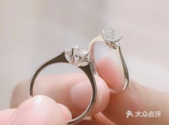 这款戒指的靓点是中间设计的是一个爱心的形状