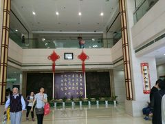 门诊宽敞的大厅-上海市长宁区天山中医医院