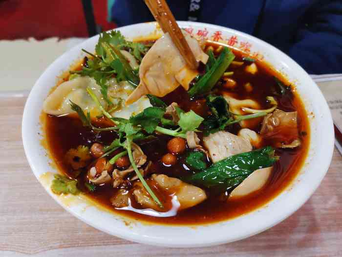 碗碗香黄喉面-"[环境]:在住的小区外面一排,只有一间店.