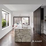 入口跳跃的色彩和几何图案为门厅带来一种愉悦又充满活力的尺度