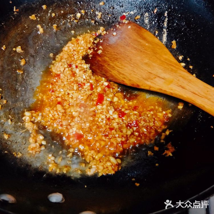 食材：生蚝，大蒜头，食用油，蚝油，香葱