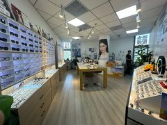 -天空之镜眼镜店蔡司依视路配镜授权零售店(望京颐堤港店)