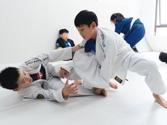-菠萝格斗巴西柔术训练馆