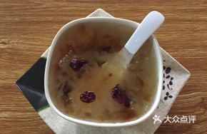 Goji and Peach Gum Dessert